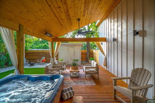 La Belle Vie lovely suite with hot tub & firepit in Fredericksburg, USA