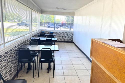 WILLIAMSTON INN - image 24