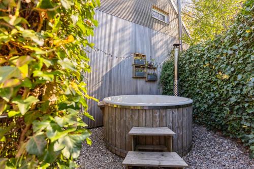  Thús yn Hantum Vakantiehuisje met hottub in Friesland in Hantum