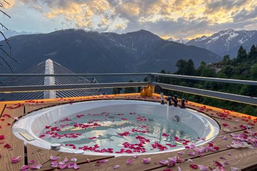 Hamta 270 Cliff Resort - 270 Degree Mountain View Suites, Sethan Manali - Manali