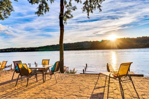 River's Edge Retreat Private Dock Bourbon in Prospect