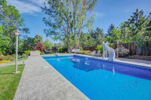Deep Blue Spacious Escape w Hot Tub & Playground – khách sạn tại Briargate