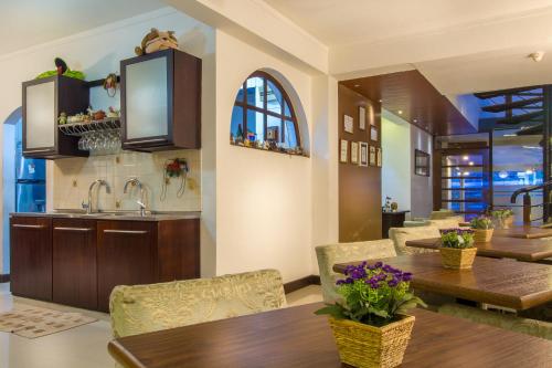 مطعم, فندق سيفانا سيتي (Sevana City Hotel) in كاندي