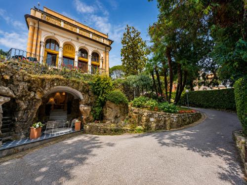 Charming apartment in historic villa front sea with free parking, near Portofino