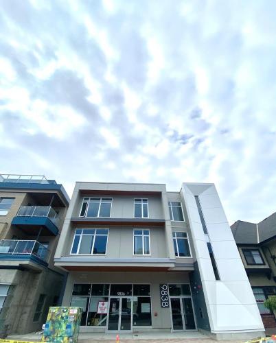 Central 1BR Condo in Sidney Near Airport & Shops in Sidney (BC)