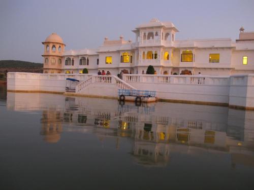 jüSTa Lake Nahargarh Palace, Chittorgarh