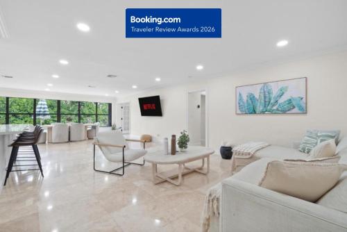 Bright Fort Lauderdale Villa with Private Heated Pool, Modern Décor and Palm-Lined Outdoor Oasis – khách sạn tại Oakland Park