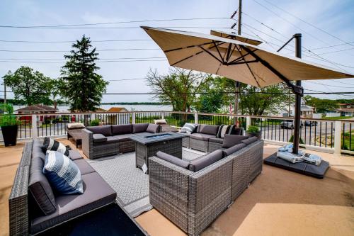. Steps to Cedar Lake! Group Getaway w/ Game Room
