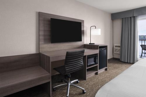 Anchor Inn & Suites, BW Signature Collection Room Type - King Room with Balcony - Non-Smoking/Upper Floor