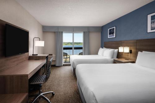 Anchor Inn & Suites, BW Signature Collection Room Type - Queen Room with Balcony - Non-Smoking/Beach-Front/Pet-Friendly