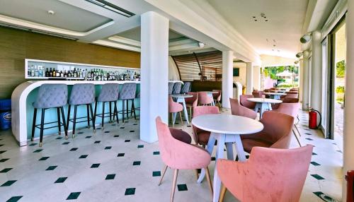 Sandy Bay Hotel 3