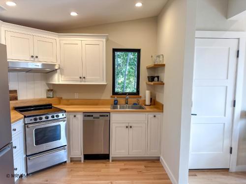 Top of the Hill Modern Retreat - image 7