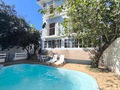 "Cantinho das serestas" em flats com piscina, sem café - Demétrio Ribeiro
