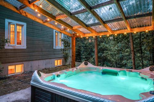 Le Rubis de Jade Spa Pool table Lake in Saint-Damien (QC)
