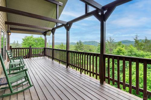 Hot Tub & Game Room! Group-Ready Smokies Cabin, Sevierville