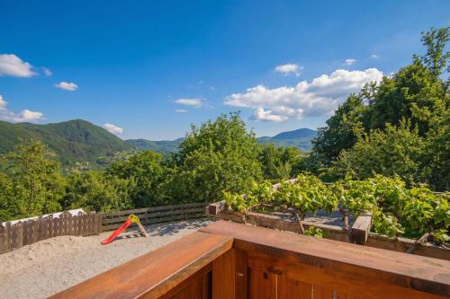 Udsigt, Lukec Homestead Adventure Stay - Happy Rentals in Fara