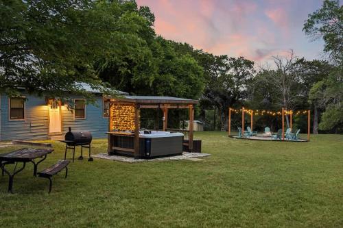 Lakeside Retreat, Hot Tub, Fire Pit, Sleeps 12