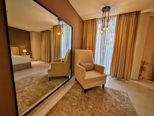 Central Gulberg MM Alam - Executive One-Bed Apartment - image 7