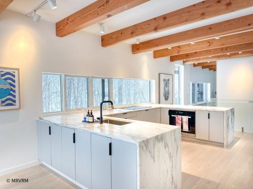 Stunning Modern Retreat Overlooking The Mad River in Warren (VT)