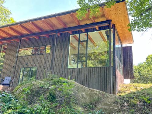 Stunning Modern Retreat Overlooking The Mad River in Warren (VT)