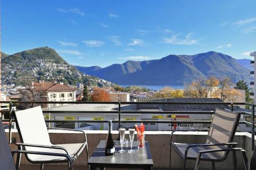 Santiago Home with Lake-View Balconies - Happy Rentals