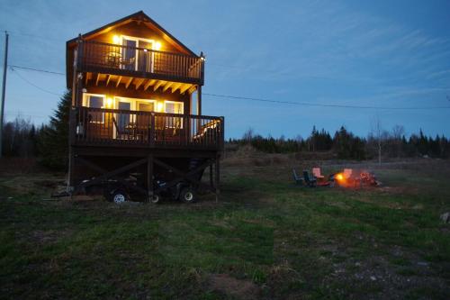 Chalet 2 étages vue sur la montagne (Chalet 2 etages vue sur la montagne) in Saint-Damien-de-Buckland (QC)