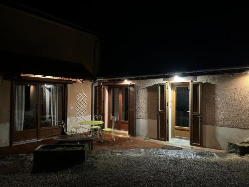 Charming Country House 3 bedrooms 6 beds 9 people in 科索沃比尼