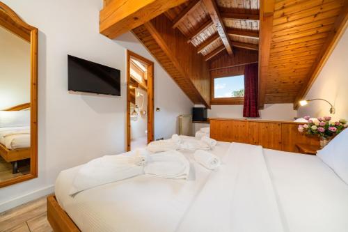 1 queen bed, 1 twin bed