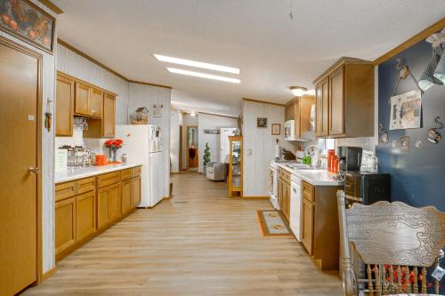 Haven in the Woods w/ 150 Acres, 2 Ponds in Altamont (IL)