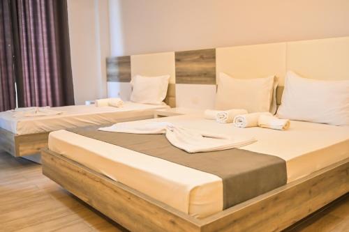 1 queen bed, 1 twin bed