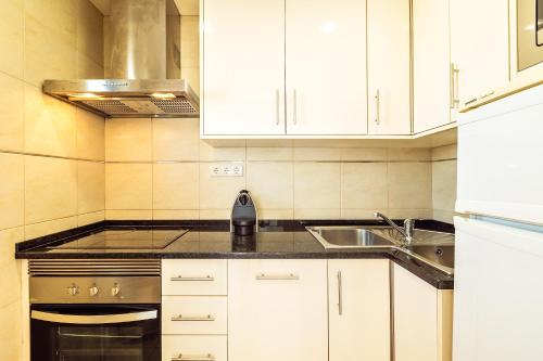 Vilamoura 2-Bed with Pool Close to Golf & Marina - image 4