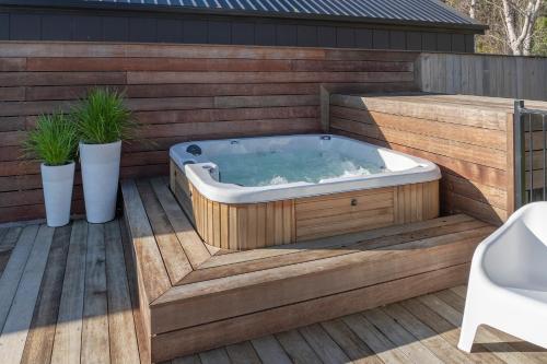 Marsden Escape - Views, Spa and Swimming Pool in Stoke