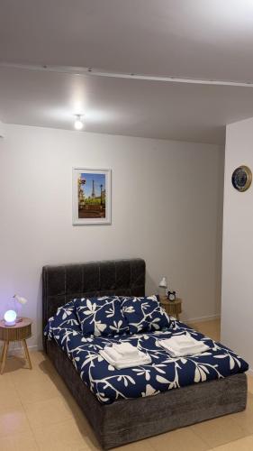 Charming renovated one bedroom apartment Up to 4 people