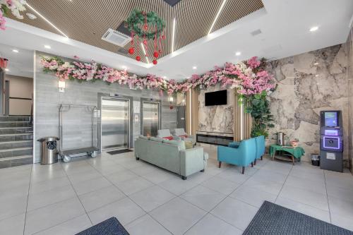 Lobby, Hotel The Villa - Long Island City near Consulate General of Bangladesh