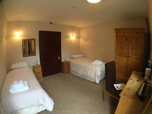 1 double bed, 1 twin bed