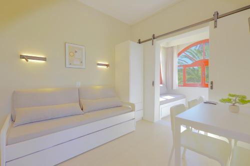 1 queen bed, 3 sofa beds