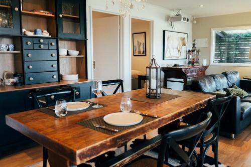 ห้องส่วนกลางสำหรับนั่งเล่น/ดูทีวี, Stylish 2-Bed Home, Stunning View, Fire Pit, Festoon Lights, BBQ and walk to Pub in ฟอสเตอร์