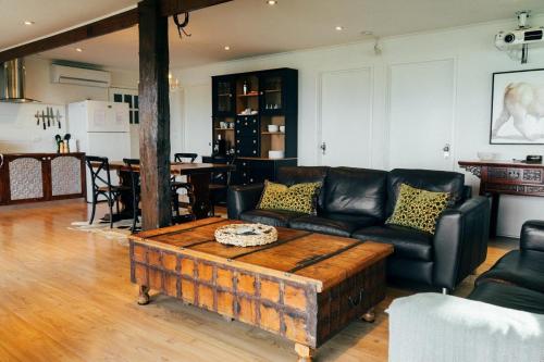 ห้องส่วนกลางสำหรับนั่งเล่น/ดูทีวี, Stylish 2-Bed Home, Stunning View, Fire Pit, Festoon Lights, BBQ and walk to Pub in ฟอสเตอร์