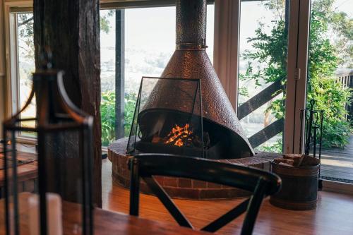 Stylish 2-Bed Home, Stunning View, Fire Pit, Festoon Lights, BBQ and walk to Pub in ฟอสเตอร์