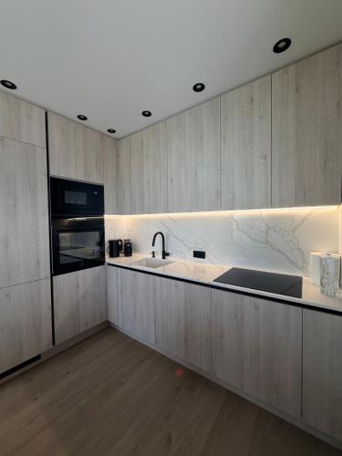 New Apartment with Private Parking , 10 Min Drive to Beach & Self Check-in in Sendvario