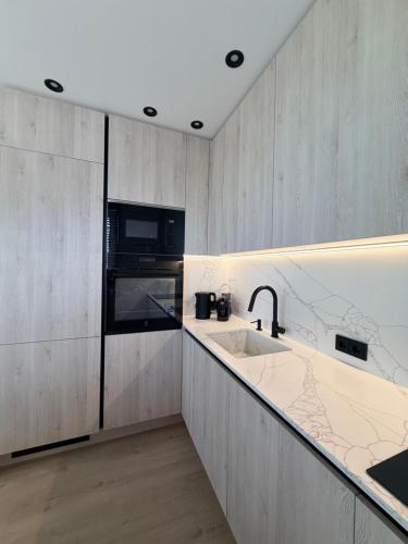 New Apartment with Private Parking , 10 Min Drive to Beach & Self Check-in in Sendvario