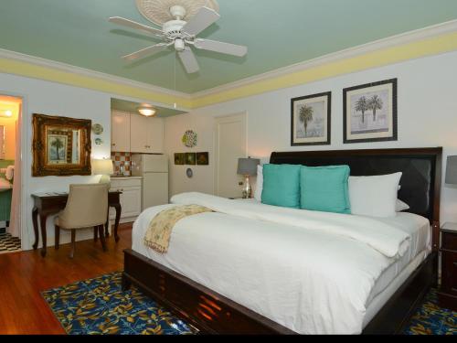 Pineapple Point Guesthouse & Resort - Gay Mens Resort in Fort Lauderdale, USA