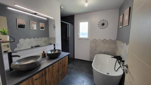 Charmante maison jardin & jacuzzi in La Brede