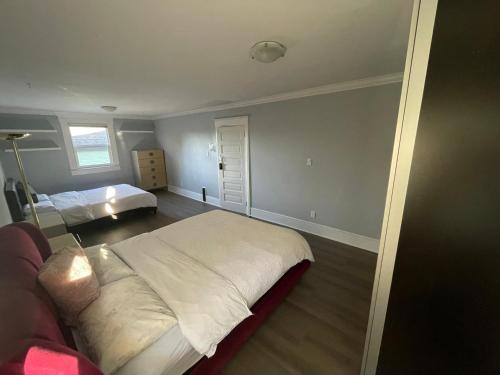2 queen Beds Over 330 sq ft — other in 242 Princess Avenue, Vancouver Canada, V6A 3C5
