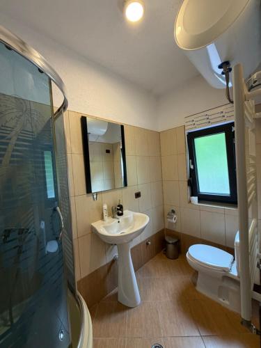 Hostel & Camping Rilindja in Вальбона