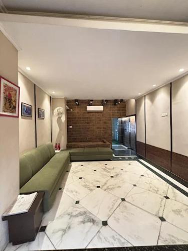 Status Business Hotel - Naveen Market, Kanpur