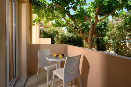 Balcony/terrace, Fragiskos Hotel in Adelianos Kampos