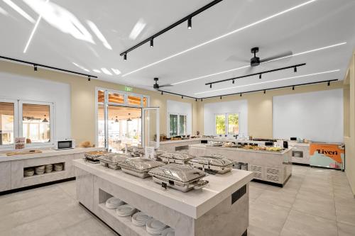 Food and beverages, Fragiskos Hotel in Adelianos Kampos