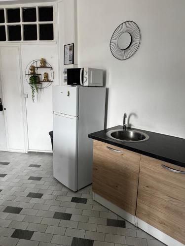 Urban Zen Appart Spacieux studio atypique avec bain a remous proche de tout in เบมบริดจ์