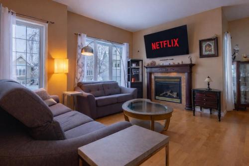 Koplietošanas atpūtas telpa ar TV, Villa proche de Montréal - Piscine - 4 ch - 10 pers (Villa proche de Montreal - Piscine - 4 ch - 10 pers) in Saint Basile-Le-Grand (QC)